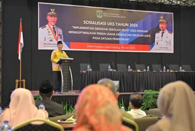 Gubernur Sumbar Mahyeldi Ansharullah berikan peringatan larangan praktik judi bagi ASN dan pegawai Pemprov Sumbar saat kegiatan sosialisasi UKS 2024 di Padang, Jumat (28/6/2024). (dok : istimewa)