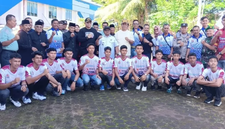 Pj Wali Kota Padang, Andree Algamar bersama atlet voli Surgana yang akan bertolak ke Yogyakarta mengikuti liga voli nasional U-17, Rabu (19/6/2024). (dok : istimewa)
