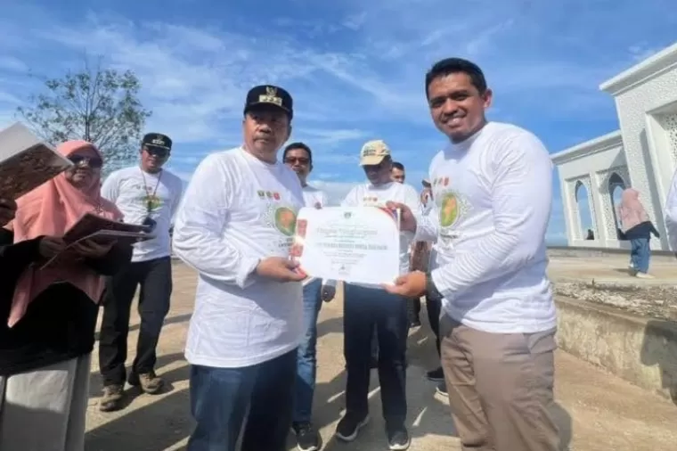 Bupati Agam Andri Warman serahkan penghargaan dari Gubernur Sumbar kepada Area Manager Comm, Rel, & CSR Pertamina Patra Niaga Regional Sumbagut, Susanto August Satria, Rabu (12/6/2024). (dok : istimewa)