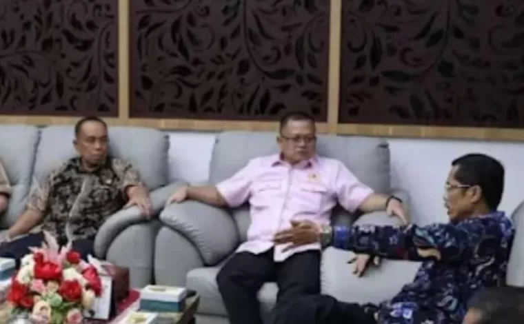 Sekretaris DPRD Sumbar, Raflis saat menerima rombongan DPRD Jambi di ruang kerjanya,  Kamis (13/6/2024). (dok : istimewa)