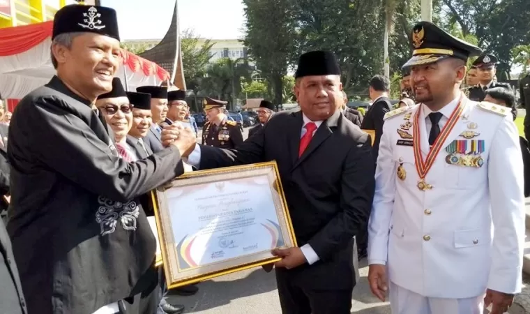 Pj Wali Kota Pariaman, Roberia disaksikan Wagub Audy Joinaldy saat terima penghargaan dari Kabida Sumbar, Hendra, didampingi Wakil Gubernur Audy Joinaldy, Kamis (2/5/2024). (dok : istimewa)