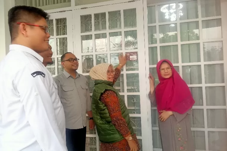 KPU Kota Padang Dorri Putra bersama Sekretaris KPU Agustian dan pantarlih saat lakukan pendataan pemilih kepada istri Sekprov Sumbar, Eli Maslina (Ny Hansastri), Senin (24/6/2024). (dok : arunala.com)