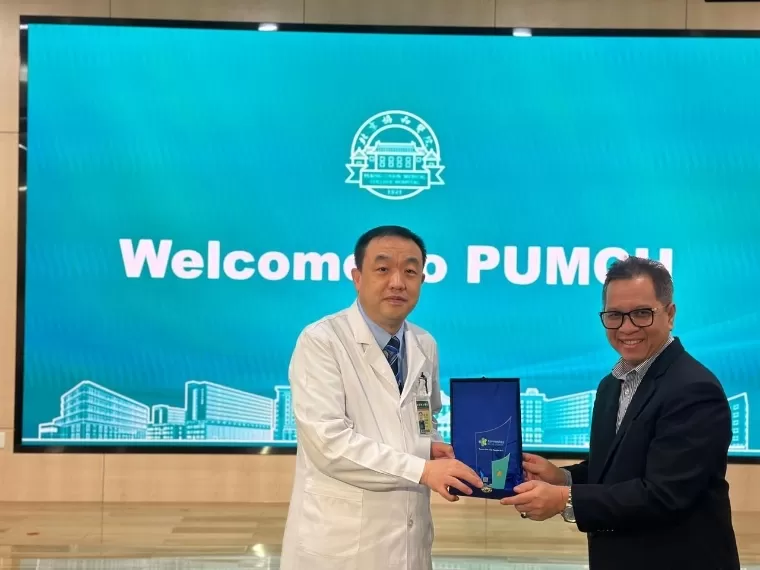 Direktur Utama RSUP M Djamil Dr dr Dovy Djanas SpOG KFM MARS FISQua menerima cinderamata saat kunjungan kerja ke China. IST