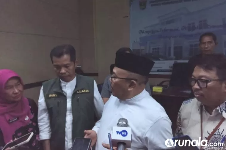 Sekprov Sumbar Hansastri saat menjawab wartawan seputar lahan relokasi bagi korban banjir bandang lahar dingin Marapi, di Padang, Jumat (7/6/2024). (dok : arunala.com)