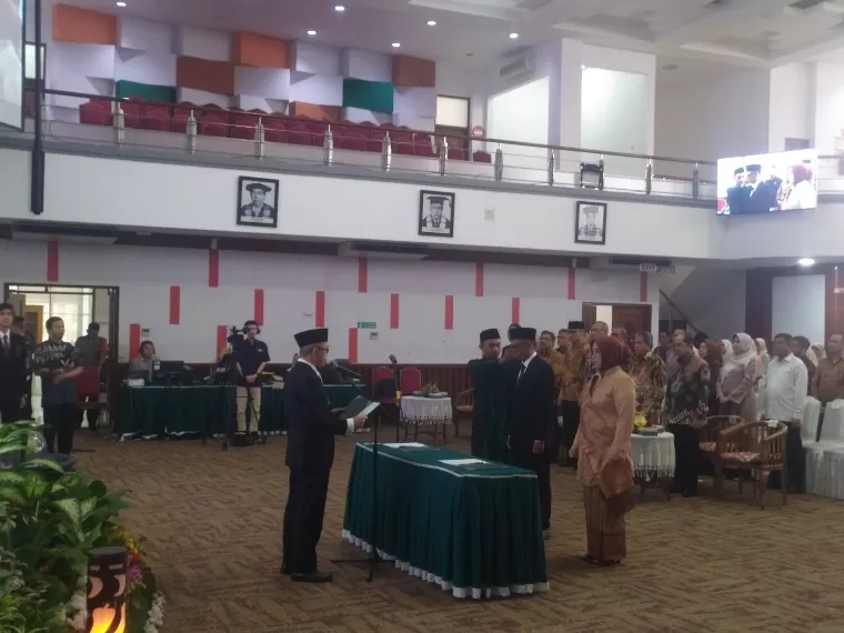 Rektor Universitas Andalas  Efa Yonnedi PhD resmi melantik Dekan Fakultas Ekonomi & Bisnis (FEB) serta Fakultas Kesehatan Masyarakat (FKM) Periode 2024-2029 di Convention Hall Kampus Unand Limau Manih Padang pada Rabu (26/6/2024). IST