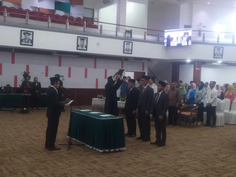 Rektor Unand Efa Yonnedi PhD melantik dan mengambil sumpah jabatan PAW Wakil Rektor II, Wakil Rektor III dan Ketua LPM di Convention Hall Unand, Kamis (7/6/2024). IST