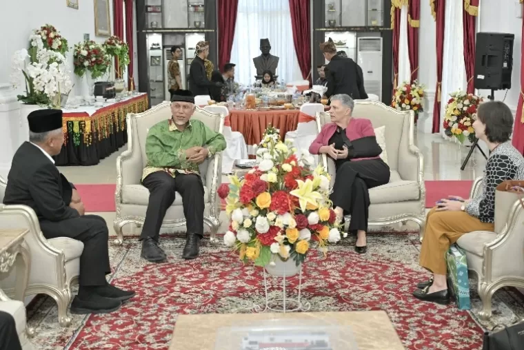 Gubernur Sumbar Mahyeldi saat menjamu kedatangan Dubes Australia, Penny Williams, di Istana Gubernuran, Padang, Kamis (13/6/2024). (dok : istimewa)