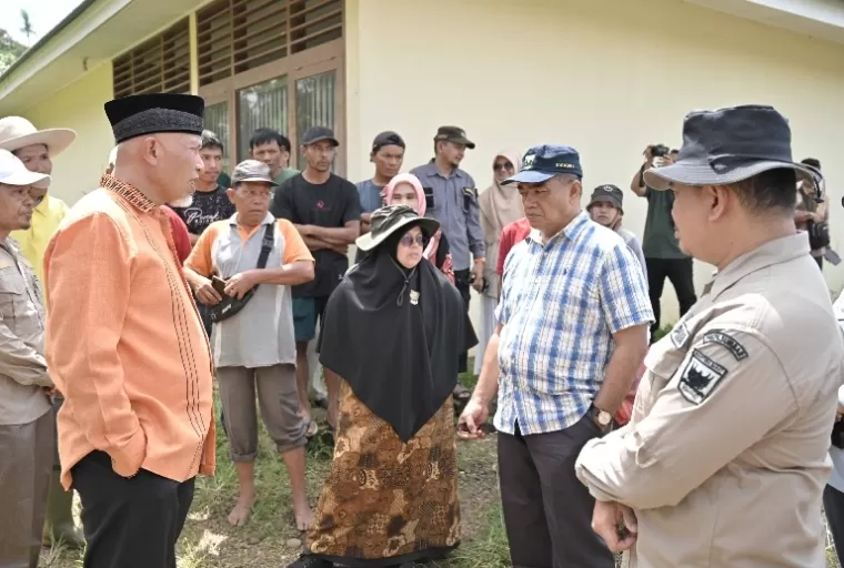 Gubernur Sumbar, Mahyeldi bersama dinas terkait saat meninjau lahan BBI Ladang Lawas Rambatan, Tanahdatar. Direncanakan akan jadi tempat relokasi korban bencana banjir lahar dingin di kabupaten itu, Selasa (18/6/2024). (dok : sumbarprov.go.id)