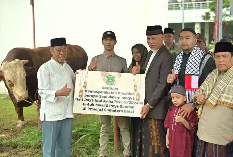 Gubernur Sumbar, Mahyeldi bersama Wakil Gubernur Audy Joinaldy serahkan sapi kurban bantuan presiden kepada panitia kurban usai salat Hari Raya Idul Adha 1445 Hijriah di Masjid Raya Sumbar, Senin (17/6/2024). (dok : sumbarprov.go.id)