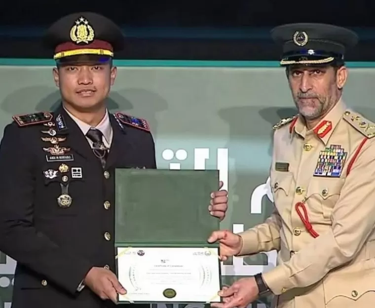 Iptu Andi Muhammad Nurfadli menerima penghargaan dari Kepala Kepolisian Emirate Dubai, Letnan General Abdullah Khalifa Almarri pada akhir Mei 2024. (dok : istimewa)