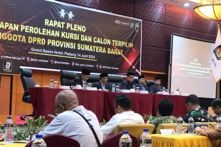 KPU Sumbar rapat pleno penetapan peraih kursi dan calon anggota DPRD Sumbar terpilih untuk periode 2024-2029 di Padang, Jumat (14/6/2024). (dok : arunala.com)