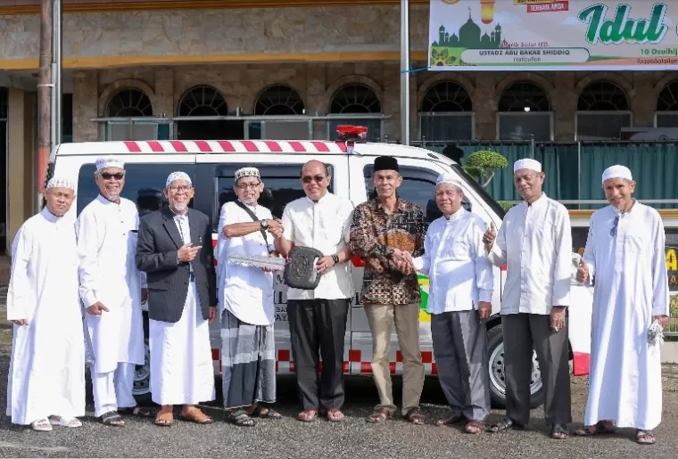 Ketua DPRD Sumbar Supardi serahkan satu unit ambulan kepada pengurus Masjid Baitul Mukmin, Labuah Baru, Payakumbuh, Senin (17/6/2024). (dok : Istimewa)