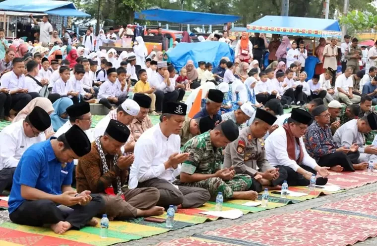 Pj Wali Kota Pariaman, Roberia memimpin kegiatan Pariaman Berzikir zikir di areal pentas seni Pantai Gandoriah, Jumat (31/5/2024). (dok : istimewa)