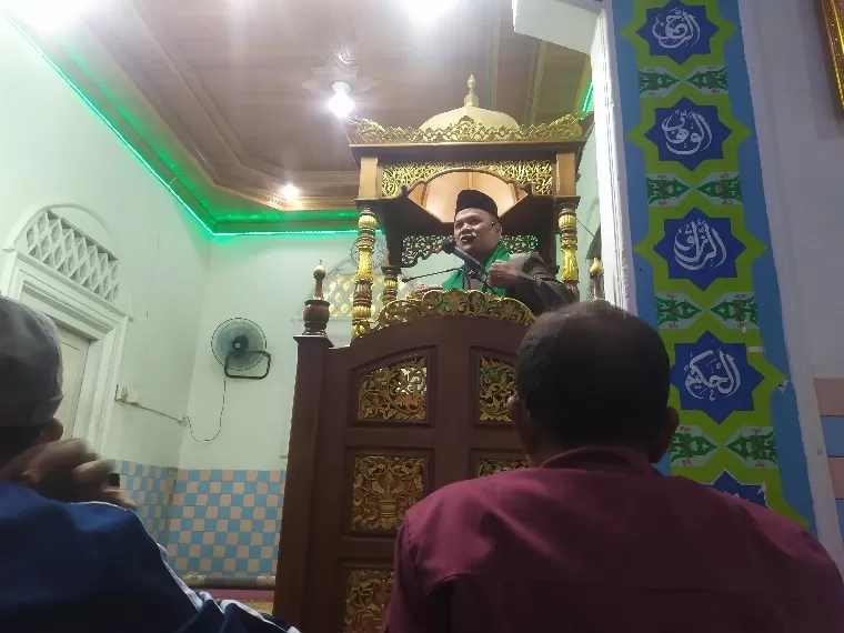 Khatib Tengku Hendri Effendi SAg saat menyampaikan khutbah Idul Adha di Masjid Al Ikhlas Sungai Bangek, Senin (17/6/2024). IST