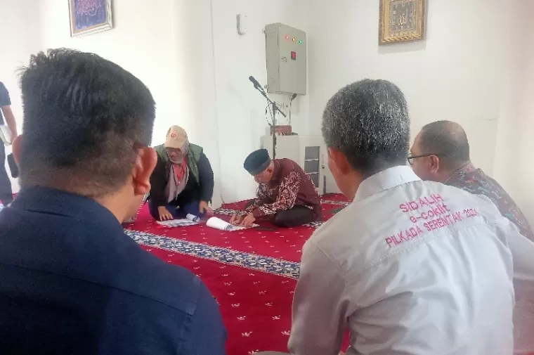 Gubernur Sumbar Mahyeldi beri tanda tangan pada dokumen coklit yang dilakukan Pantarlih disaksikan para komisioner KPU Kota Padang dan komisioner KPU Sumbar, di  Gubernuran Sumbar, Selasa sore (25/6/2024). (dok : arunala.com)