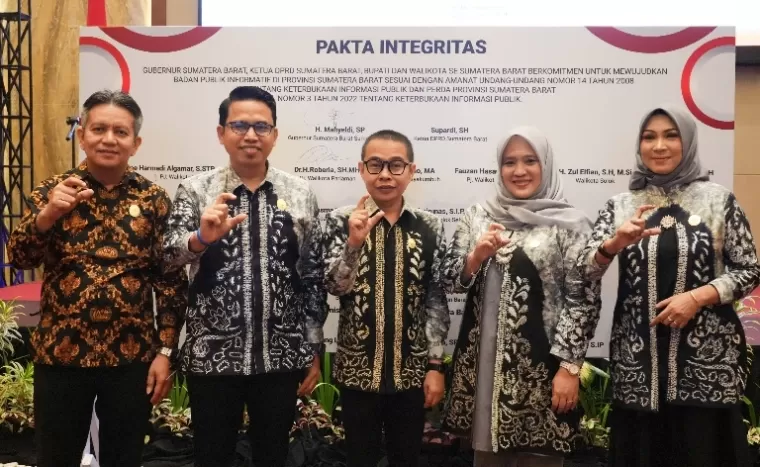 Lima komisioner KI Sumbar saat launching monev KIP 2024 di salah satu hotel di Padang, Senin (24/6/2024). (dok : istimewa)