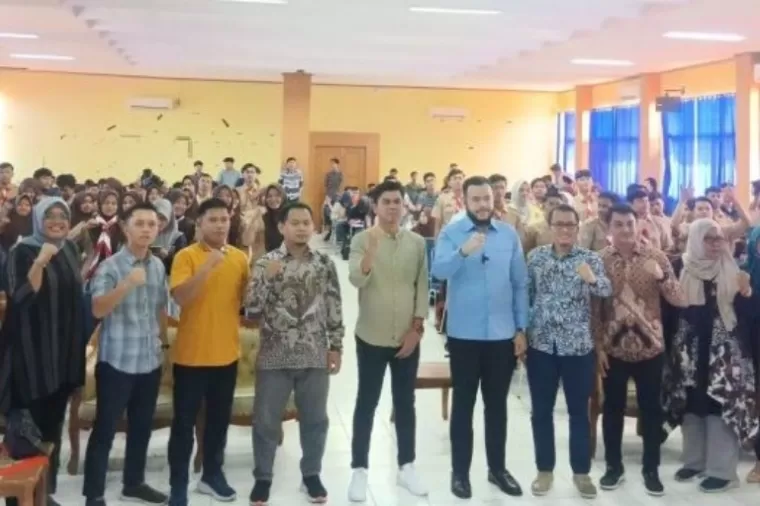 Owner G Sport Padang, Fadly Amran bersama civitas FIK UNP saat gelar workshop dan pelatihan proposal bisnis plan, di UNP, Sabtu (8/6/2024). (dok : istimewa)