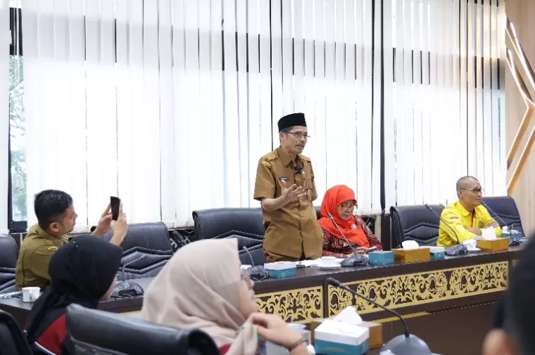 Sekretaris DPRD Sumbar, Raflis paparkan fungsi dan wewenang legislatif kepada mahasiswa Fakultas Hukum UBH saat kuliah lapangan di gedung parlemen itu, Selasa (4/6/2024). (dok : istimewa)