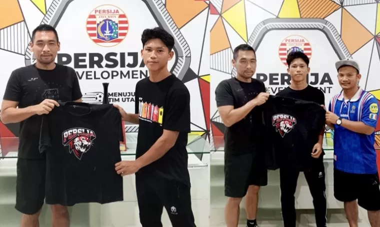 Pemain Persikopa Muhammad Rizal saat menerima jersey dari Wakil Presiden Klub Persija Jakarta Ganesha Putra Cristian, Rabu kemarn (8/5/2024). (dok : istimewa)