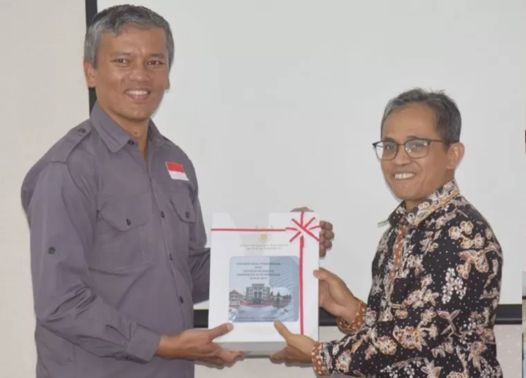 Pj Wali Kota Pariaman Roberia terima penghargaan Opini WTP untuk ke-11 kali dari Ketua BPK Perwakilan Sumbar, Arif Agus di kantornya, Kota Padang, Jumat siang (3/5/2024). (dok : istimewa)