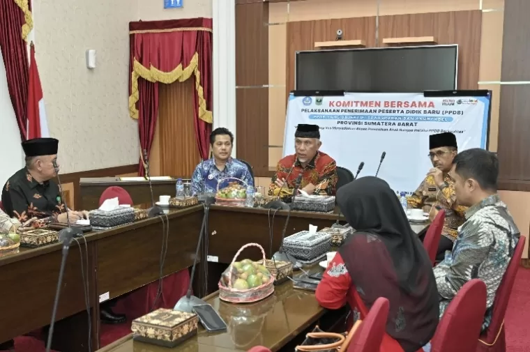 Gubernur Mahyeldi rapat bersama BPMP Sumbar dan dinas terkait bahas proses pelaksanaan PPDB 2024/2025 yang akan sebentar lagi dibuka, Kamis (6/6/2024). (dok : sumbarprov.go.id)
