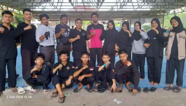 Ketua Perguruan Silat Taduang Bangkeh, Mustafa Akmal Dt Sidi Ali bersama para pesilat nya yang akan berlaga di ajang Popda Sumbar 2024, Jumat (7/6/2024). (dok : istimewa)
