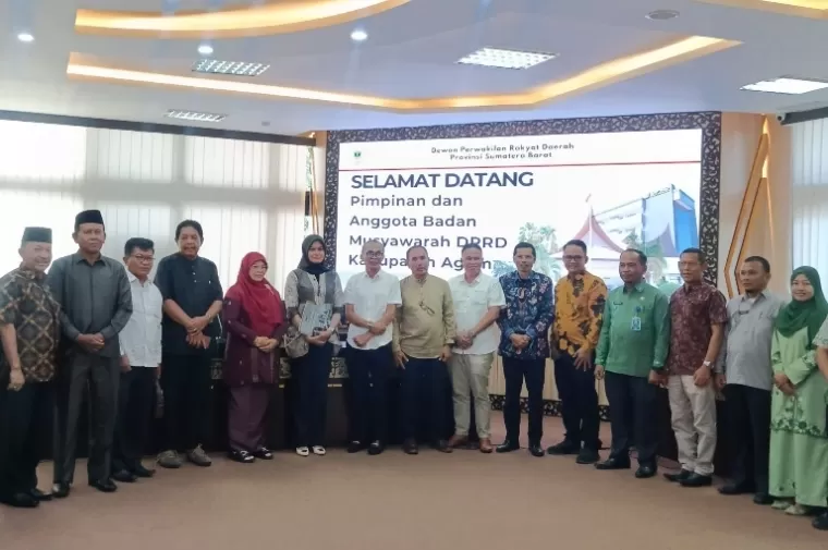 Rombongan Bamus DPRD Agam saat disambut Sekretaris DPRD Sumbar Raflis, Kamis (13/6/2024). (dok : istimewa)