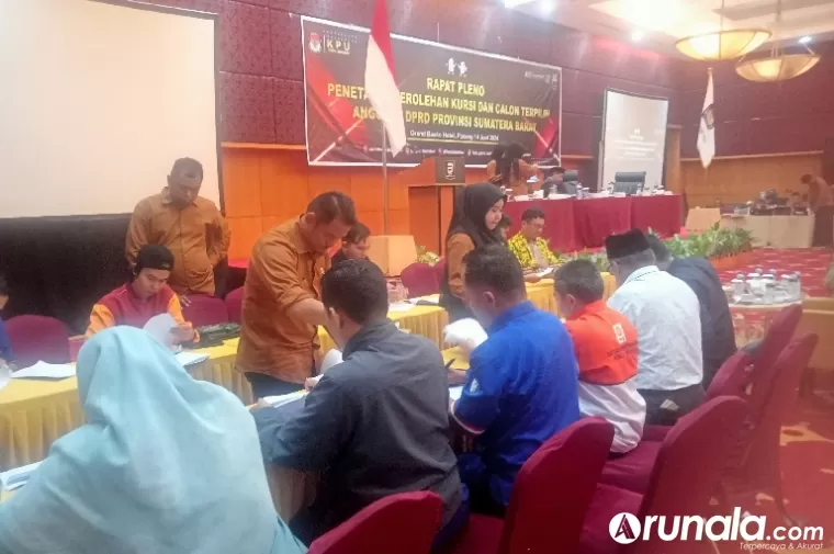Para saksi dan LO masing-masing partai tanda tangani berita acara penetapan perolehan kursi dan anggota DPRD Sumbar dalam rapat pleno KPU Sumbar di Padang, Jumat (14/6/2024). (dok : arunala.com)