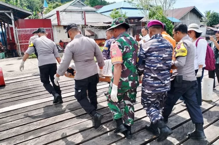 Pihak keamanan mengevakusi jasad peselancar asal Amerika Serikat yang dilaporkan sehari sebelumnya di Perairan Pulau Pitojat Kecamatan Pagai Selatan, Kabupaten Kepulauan Mentawai, Rabu siang (12/6/2024). (dok : istimewa)