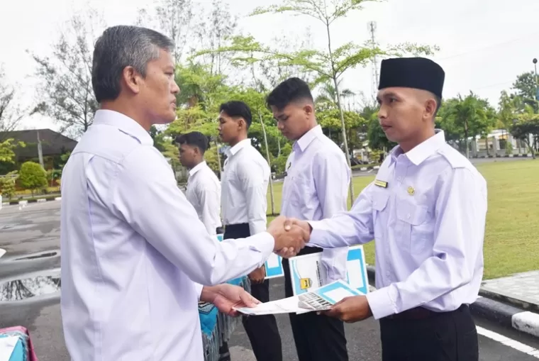 Pj Wali Kota Pariaman Roberia melantik 67 calon pegawai negeri sipil dan PNS baru serta pegawai PPPK di lingkup Pemko Pariaman, Minggu pagi (12/5/2024). (dok : istimewa)