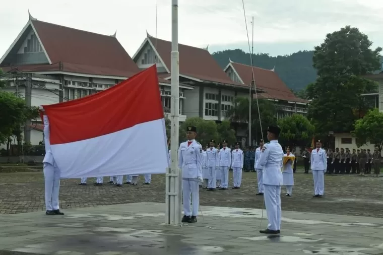 Pengibaran bendera merah putih oleh anggota Paskibraka Kota Padang saat Upacara Hari Lahir Pancasila di Lapangan Balai Kota Padang di Aie Pacah, Sabtu (1/6/2024). Diskominnfo Kota Padang