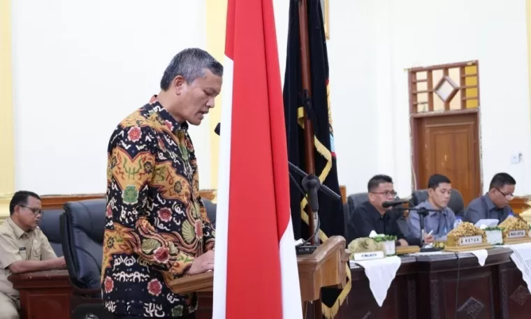 Pj Wali Kota Pariaman, Roberia saat sampaikan nota penjelasan tentang Laporan Pertanggungjawaban Pelaksanaan APBD 2023 di Ruang Rapat Utama DPRD Kota Pariaman, Senin (27/5/2024). (dok ; istimewa)