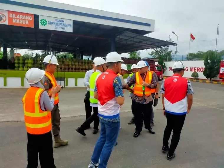 Pj Wako Andree Algamar saat sidak ke Stasiun Pengisian dan Pengangkutan Bulk Elpiji (SPPBE) di Jalan By Pass KM 16, Aie Pacah, Kecamatan Koto Tangah, Jumat (31/5/2024). Diskominfo Kota Padang