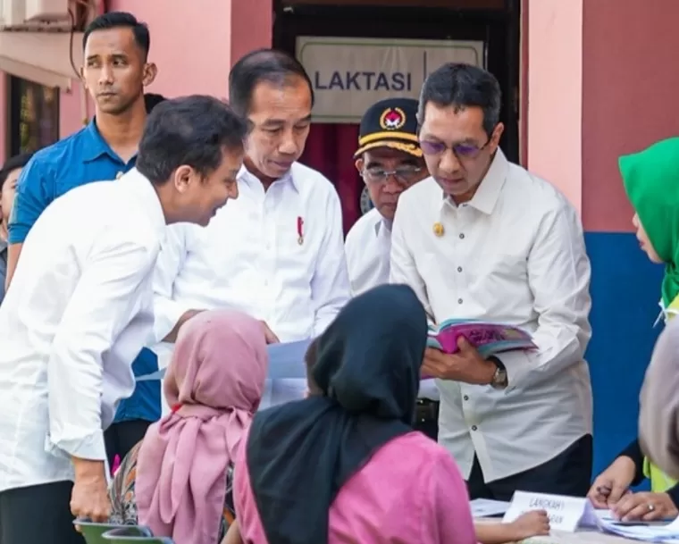 Presiden RI Joko Widodo (Jokowi) didampingi Menteri Kesehatan Budi G Sadikin meninjau kegiatan Gerakan Intervensi Serentak Pencegahan Stunting pada Selasa (11/6/2024). Humas Kemenkes RI