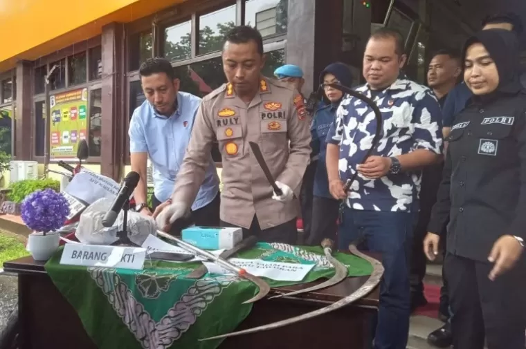 Wakapolres Padang, AKBP Rully Indra Wijayanto perlihatkan barang bukti sejumlah sajam yang disita polisi saat mengamankan belasan remaja yang diduga akan lakukan tawuran di Padang, saat jumpa pers di Mapolresta Padang, Jumat (21/6/2024). (dok : derizon)
