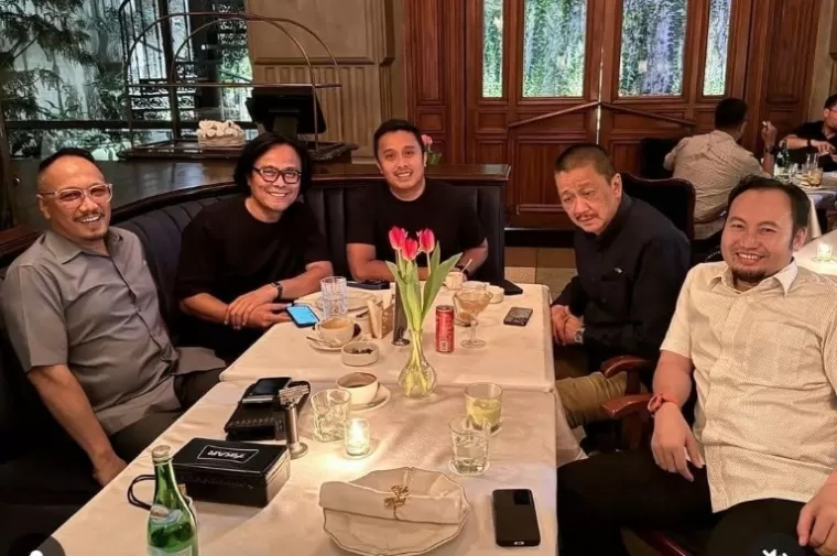 Sekretaris DPW PKS Sumbar, Rahmat Saleh saling kumpul bersama tokoh Sumbar di salah satu cafe di Jakarta baru-baru ini. (dok : istimewa)