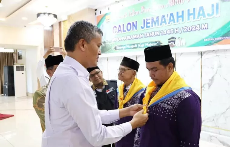 Pj Wali Kota Pariaman, Roberia saat melepas JCH asal kotanya di Aula Pendopo Wali Kota Pariaman, menuju Tanah Suci, Rabu (22/5/2024). (dok : istimewa)