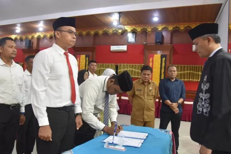 Pj Wali Kota Roberia, melanti 12 pejabat pemko di Aula Balaikota, Selasa (28/5/2024) malam. (dok : istimewa)