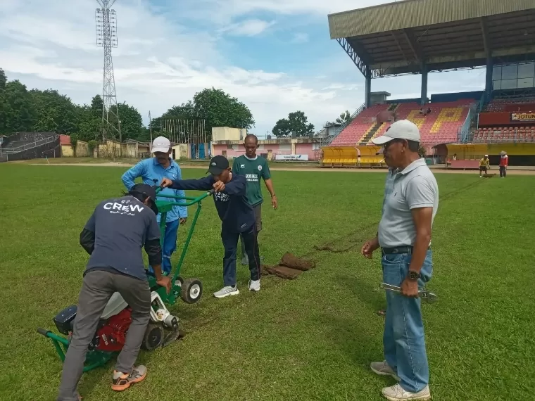 Proses pengerjaan pergantian rumput lapangan Stadion H Agus Salim Padang. Humas Semen Padang FC