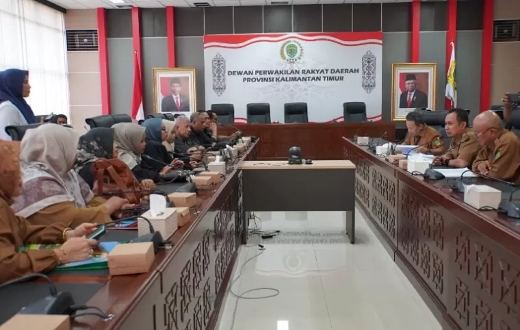 Rombongan FWP SB dengan bagian Humas Sekretariat DPRD Kaltim soal kemitraan lembaga ini dengan media di tempat itu, Senin (10/6/2024). (dok : istimewa)