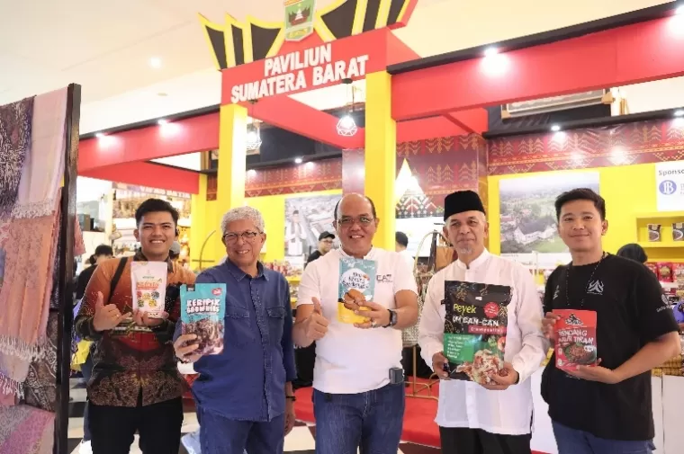 Ketua DPRD Sumbar, Supardi bersama Kepala Dinas Perindustrian dan Perdagangan Sumbar, Novrial serta pelaku UMKM Payakumbuh di booth pameran di PRJ 2024. (dok : istimewa)