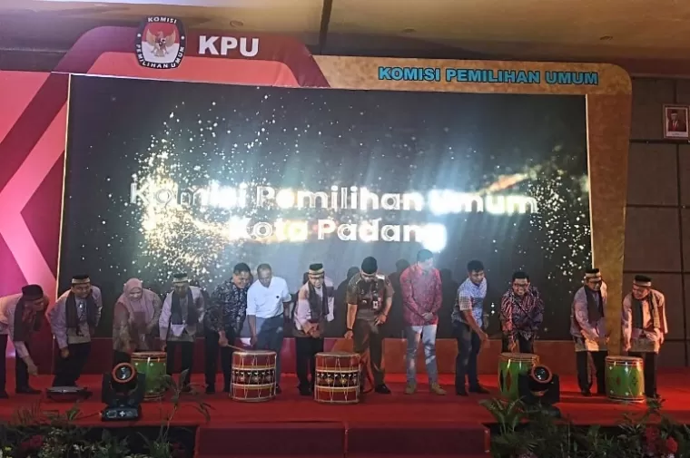 Komisioner KPU Kota Padang bersama Pj Wako Andree Algamar melaunching tahapan pilkada 2024 untuk kota itu, Senin malam (10/6/2024). (dok : istimewa)