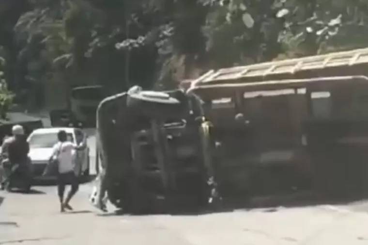 Foto truk pembawa beras rabah kuda di tikungan Panorama 1 Sitinjau Lauik, Kota Padang, Minggu siang (23/6/2024). (dok : istimewa)