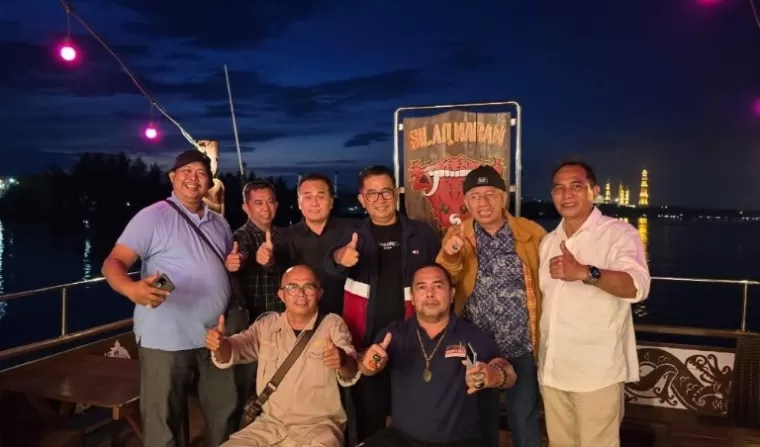 Pj Gubernur Kaltim Akmal Malik bersama wartawan dari FWP SB diatas kapal saat susuri Sungai Mahakam di Kota Samarinda, Senin malam (10/6/2024). (dok : istimewa)
