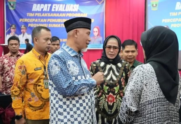 Gubernur Mahyedi didamping Kepala Dinas Kesehatan Sumbar, dr Lila Yanuar sedang diskusi soal penanganan penurunan stunting dengan peserta rapat evaluasi, di Padang, Kamis (20/6/2024). (dok : istimewa)