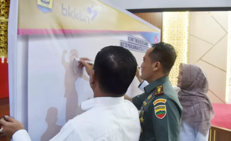 Asisten I Setko Pariaman, Yaminu Rizal, bersama Sekretaris BKKBN Sumbar Nova Dewita, dan Dandim 0308 Pariaman Letkol Inf Dwi Widodo tanda tangani spanduk komitmen penurunan angka stunting di kota itu, Rabu (8/5/2024). (dok : istimewa)