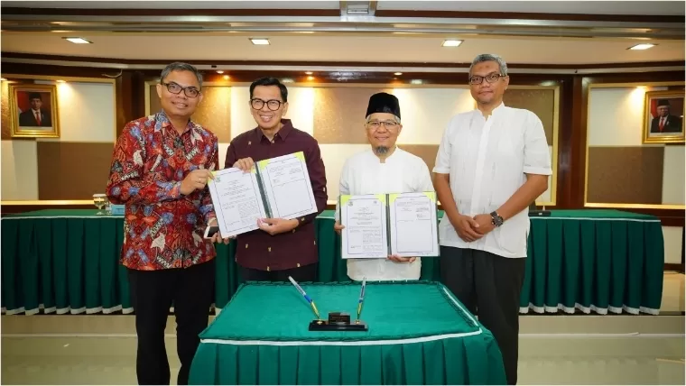 Wakil Rektor IV Unand Henmaidi PhD dan Kepala Badan Strategi Kebijakan Luar Negeri Kemlu RI Dr Yayan Ganda Hayat Mulyana memperlihatkan nota MoU di Ruang Rapat Senat Gedung Rektorat Unand, Jumat (14/6/2024). Humas Unand