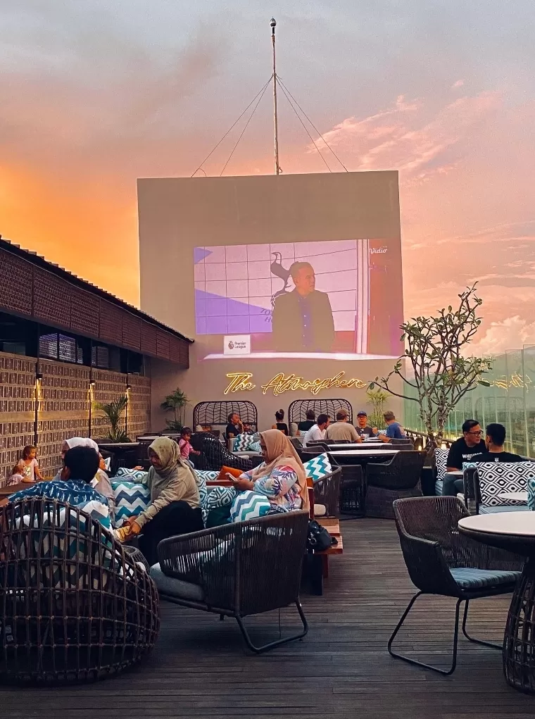 Suasana nonton bareng Liga Euro 2024 di The Atmosphere SkyLounge Hotel Santika Premiere Padang. IST