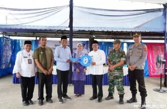 Bupati Eka Putra Serahkan Satu Unit Ambulance ke Nagari Pangian