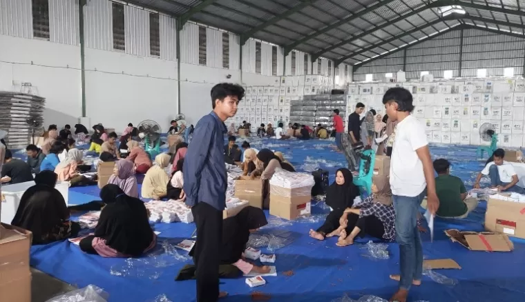Sejumlah warga melakukan proses sortir dan lipat surat suara PSU DPD RI dapil Sumbar di gudang KPU Kota Padang di By Pass kawasan Kota Tangah, Minggu sore (7/7/2024). (dok : arunala.com)